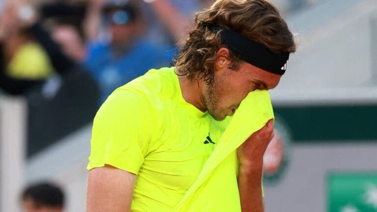 Tsitsipas desolado com adeus a Roland Garros: «Esperava mais de mim, dói bastante»