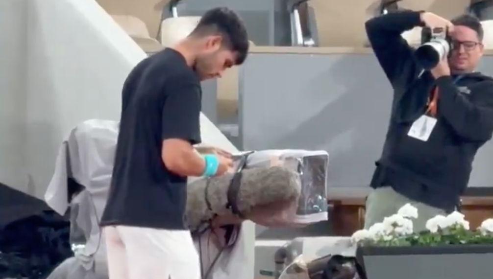 [VÍDEO] Alcaraz fez questão de tirar fotografia à placa de Nadal no Court Philippe Chatrier