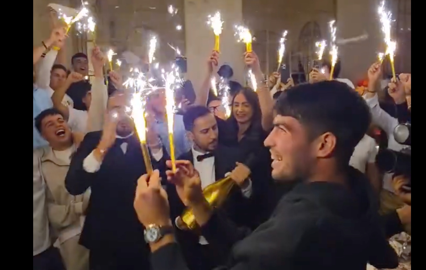 [VÍDEO] Alcaraz prometeu e cumpriu: houve festa da vitória num restaurante em Paris