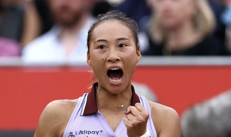 Zheng acaba com o sonho de Raducanu no Queen’s Club e estreia-se em ‘meias’ em relva