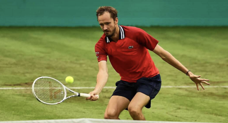 Medvedev passeia na estreia em Halle e ganha ritmo a caminho de Wimbledon