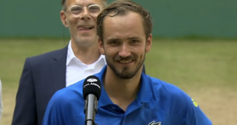 Medvedev após perder com Bublik: «Por favor, fica no lado do Carlos ou do Jannik em Wimbledon»