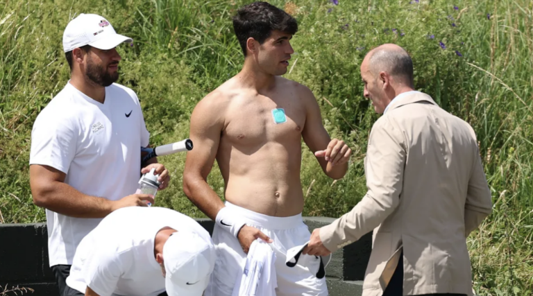 Carlos Alcaraz chama a atenção em Wimbledon com inovador adereço que mede a hidratação