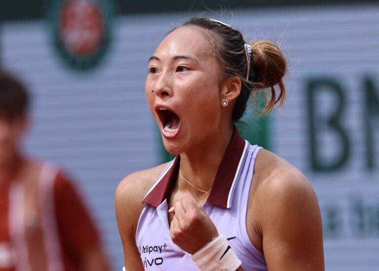 Zheng resiste a enorme batalha e estreia-se nos ‘quartos’ em Roland Garros
