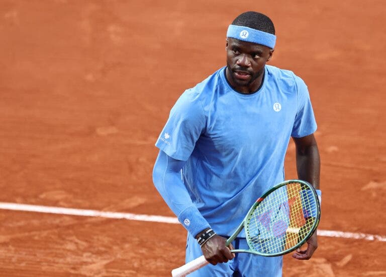 Tiafoe continua sem perder sets e encanta rumo aos ‘quartos’ em Roland Garros