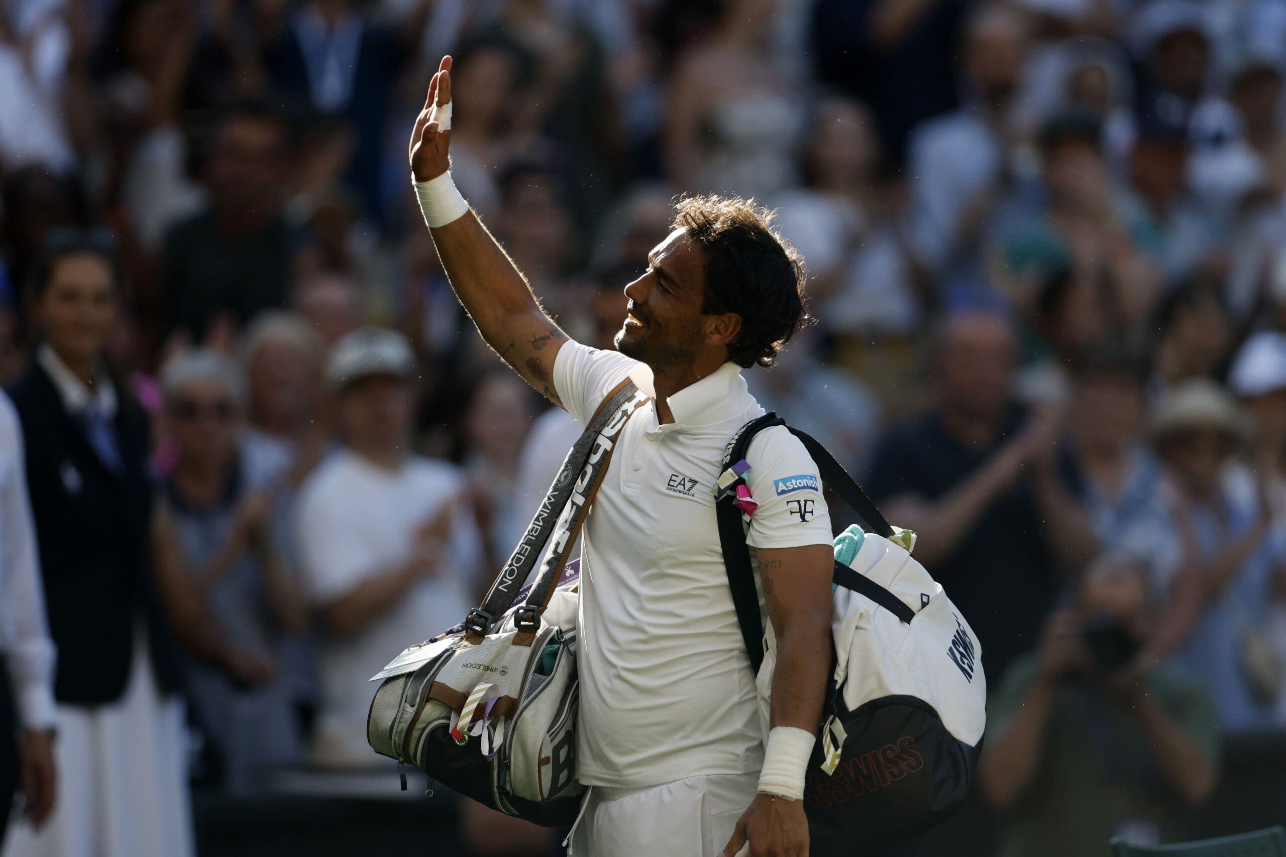 [VÍDEOS] Abraços, pedido de camisola e uma enorme ovação: o emocionante adeus de Fognini a Wimbledon