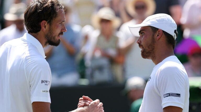 Desastre! Medvedev cai na primeira ronda de Wimbledon e vai sair do top 10