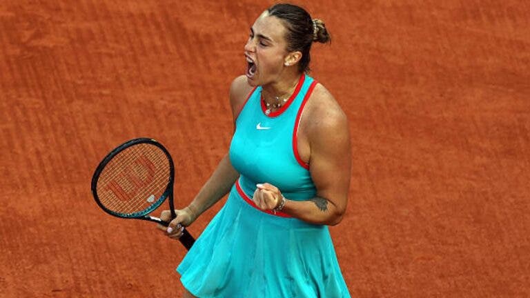 Ponto final, parágrafo! Sabalenka arrasa reinado de Swiatek em Paris e está na final de Roland Garros