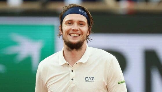 Bublik segue em estado de graça rumo à final em Halle pela segunda vez