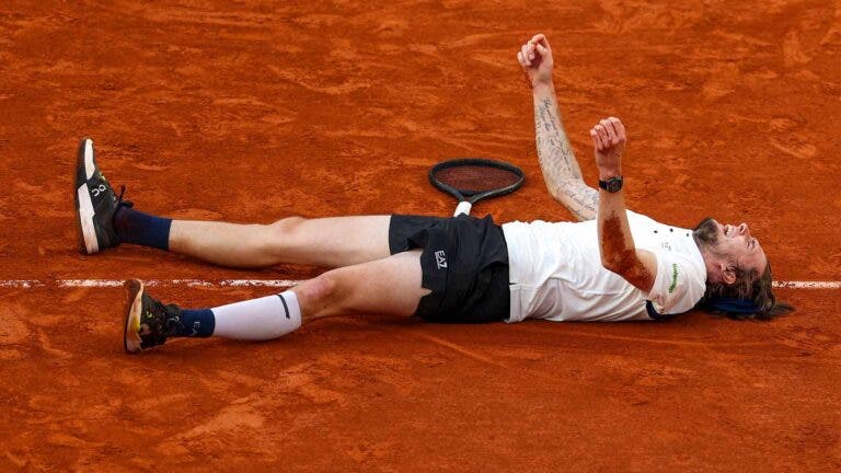Bublik nas nuvens em Roland Garros: «Por favor, parem, não quero chorar»