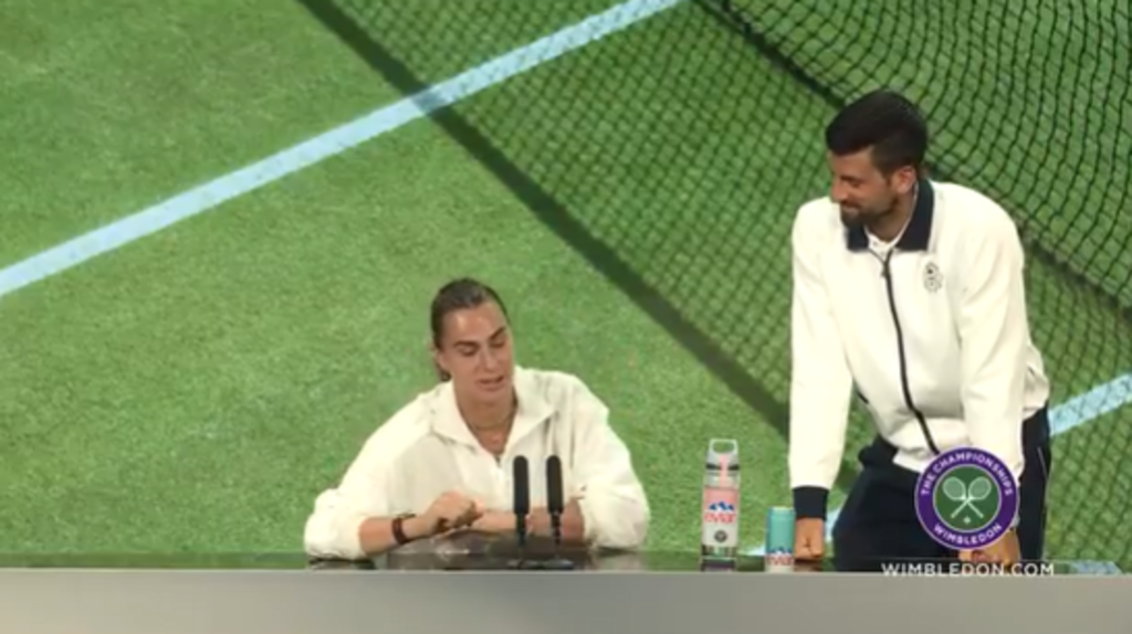 [VÍDEO] Sabalenka dava conferência de imprensa em Wimbledon até que foi interrompida por… Djokovic