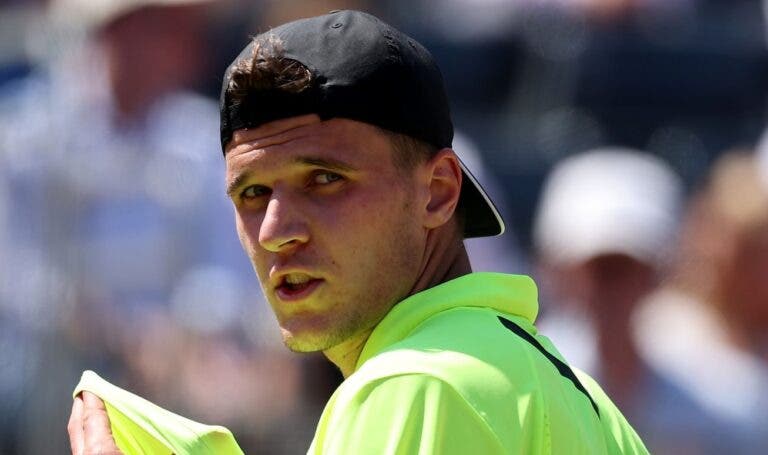 Jakub Mensik entra com vitória fácil em Eastbourne