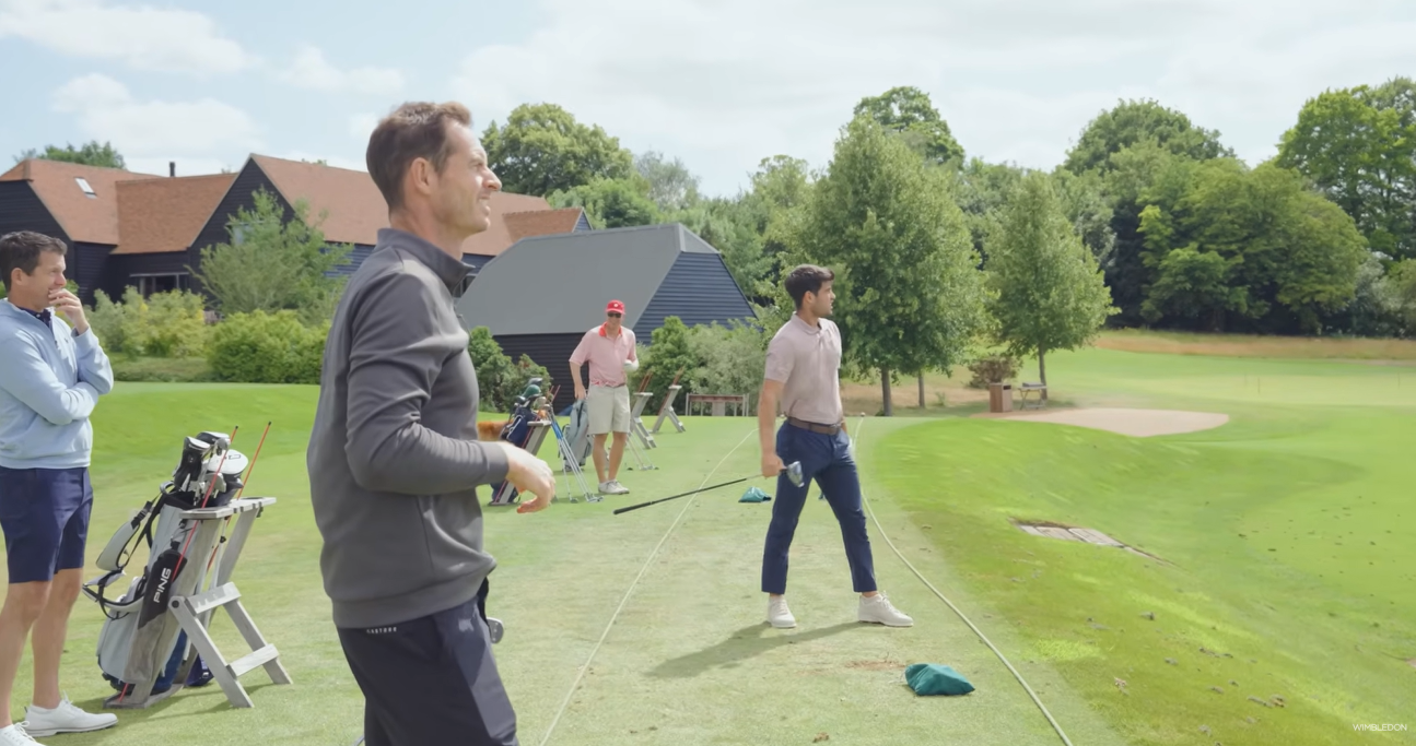 [VÍDEO] Murray e Alcaraz mediram forças no golfe e o britânico… arrasou