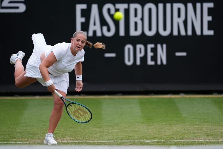 Ostapenko complicou mas arrancou época de relva com triunfo em Eastbourne