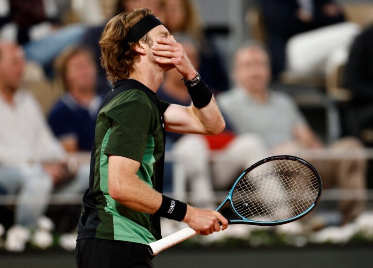 Rublev é eliminado de forma surpreendente em Halle; Cobolli e Khachanov avançam