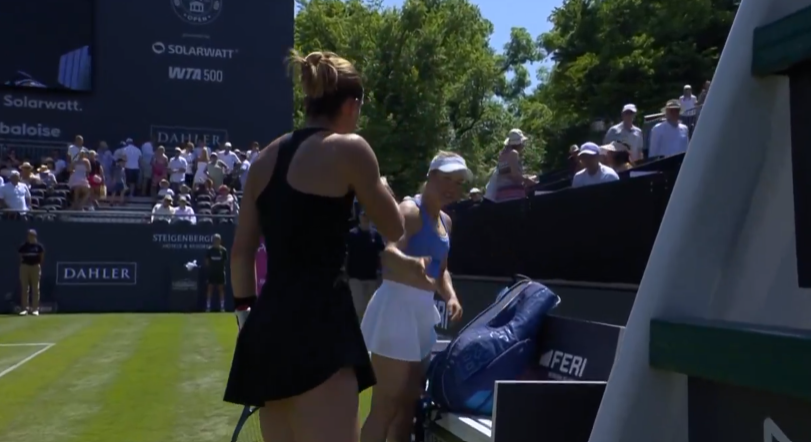 [VÍDEO] Cumprimentos irónicos e trocas de acusações: o final quente entre Sakkari e Putintseva