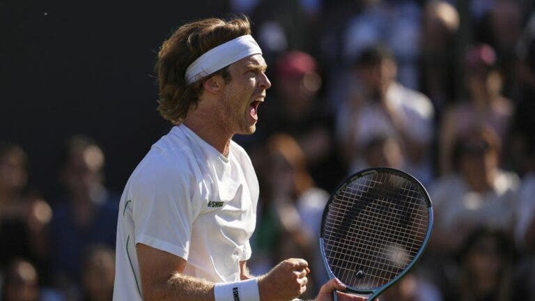 Rublev passeia rumo aos ‘oitavos’ de Wimbledon e fica à espera de Alcaraz