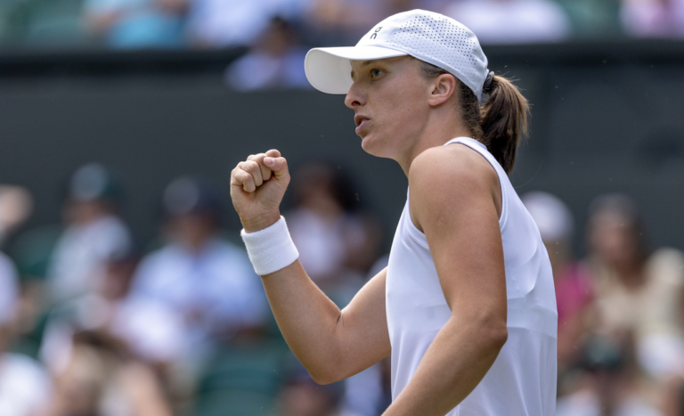 Swiatek reage bem a susto e marca encontro com Collins em Wimbledon