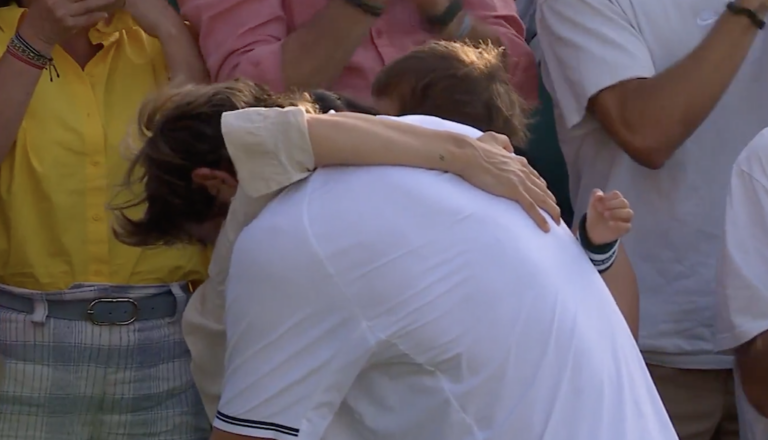 [VÍDEO] Jarry desaba em lágrimas a abraçar a família após bater Fonseca em Wimbledon