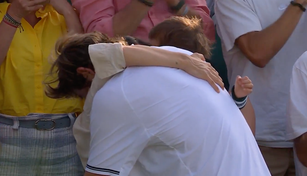 [VÍDEO] Jarry desaba em lágrimas a abraçar a família após bater Fonseca em Wimbledon