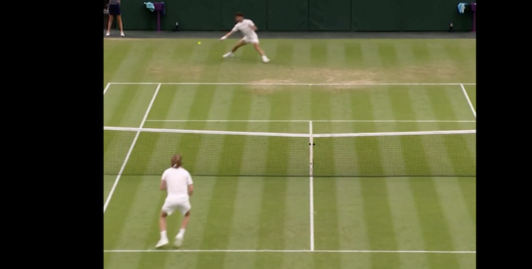 [VÍDEO] Alcaraz saca de ponto incrível diante de Rublev em Wimbledon