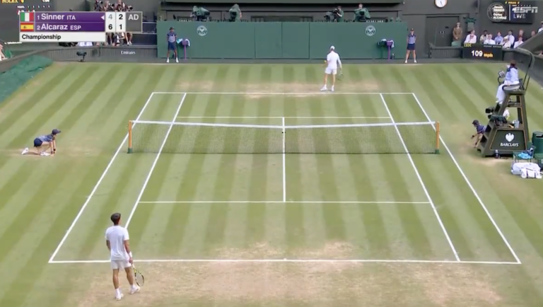 [VÍDEO] Final de Wimbledon interrompida pela… rolha de uma garrafa de champanhe