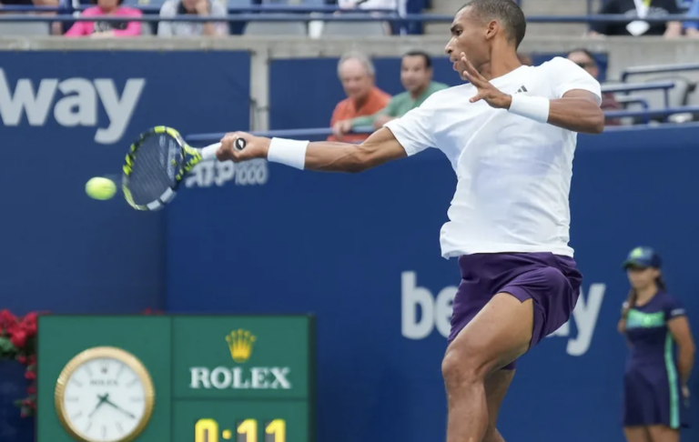 Auger-Aliassime incrédulo com derrota em Toronto: «Isto nunca me passou pela cabeça…»