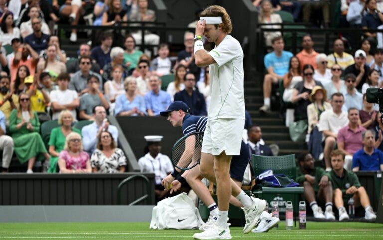 Rublev lamenta: «Permiti que Alcaraz ganhasse o segundo set sem fazer praticamente nada»