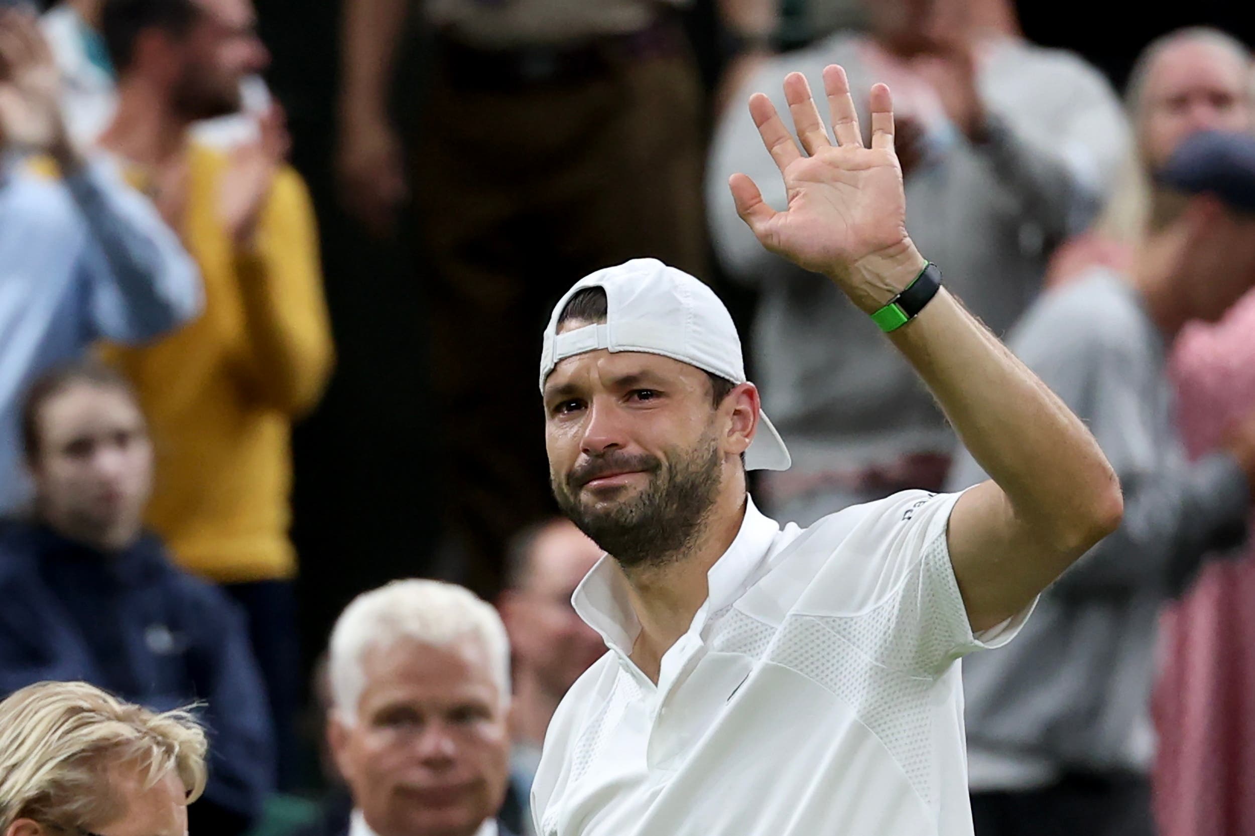 [VÍDEO] O momento em que Dimitrov voltou ao court em lágrimas para desistir de Wimbledon