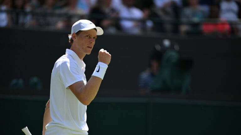 Sinner não dá hipóteses com passeio na estreia em Wimbledon