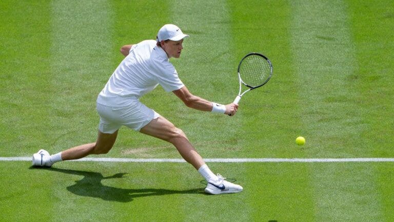 Sinner admite diferenças para Djokovic: «Ainda sinto que tem mais confiança na relva do que eu»