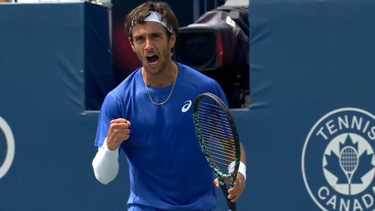 Musetti volta a ganhar quase dois meses depois e avança em Toronto