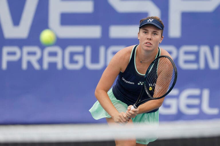 Noskova e Bouzkova discutem título em Praga e garantem campeã da casa