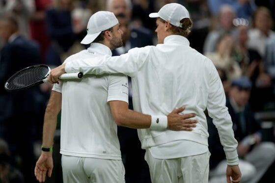 Problemas físicos colocam em xeque a campanha de Jannik Sinner em Wimbledon