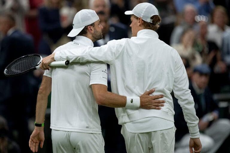 Problemas físicos colocam em xeque a campanha de Jannik Sinner em Wimbledon