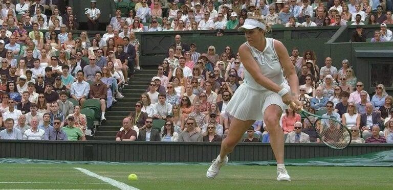 [VÍDEO] Pavlyuchenkova perde ponto e jogo de forma surreal em Wimbledon: «Roubaram-me este jogo!»