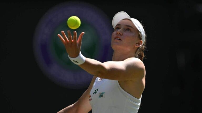 Rybakina arrasa Sakkari e lança aviso à concorrência em Wimbledon