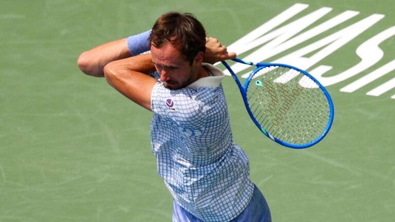 Medvedev melhora e já está nos quartos-de-final em Washington