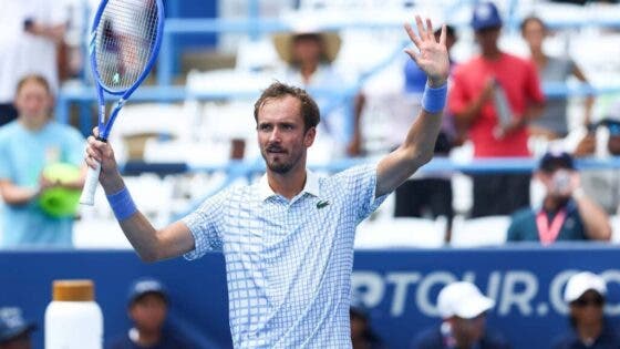 Medvedev revela que jogou lesionado no ombro durante um ano