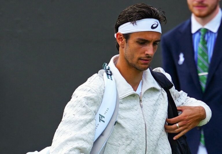 Musetti irritado com derrota: “Parecia que nunca tinha jogado na grama, o meu nível foi péssimo”