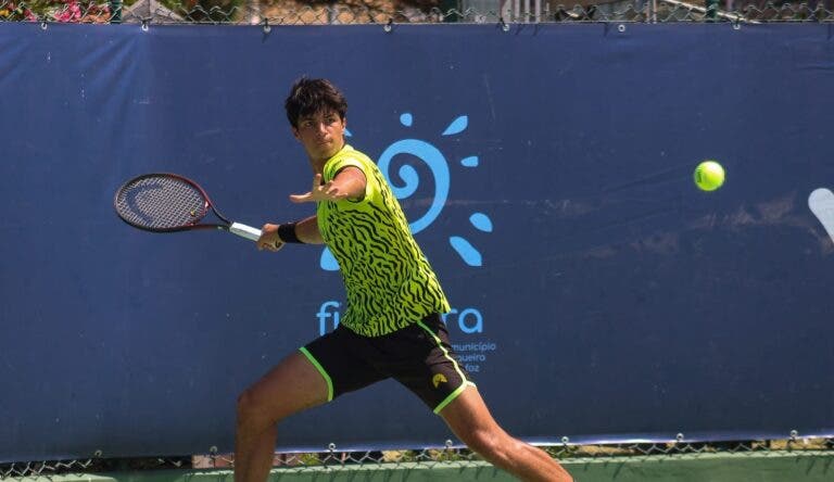 Tiago Pereira apura-se para a sua sexta final de 2025 e Gastão Elias desiste