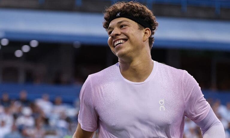 Shelton faz exibição quase perfeita na estreia em Washington