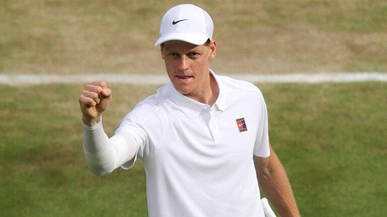 Aí vamos outra vez! Sinner arrasa Djokovic e reencontra Alcaraz na final de Wimbledon