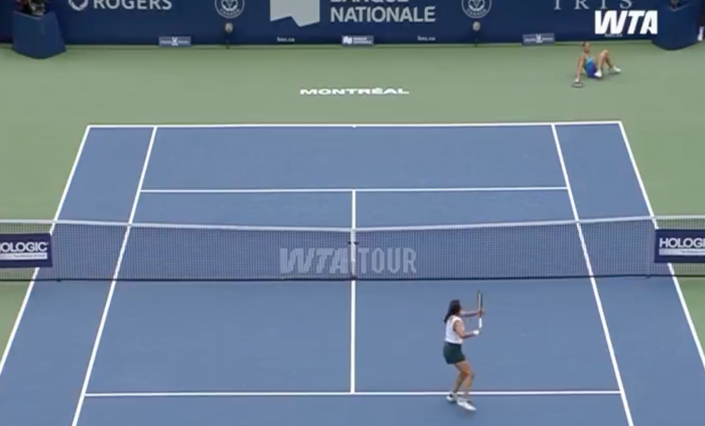 [VÍDEO] Kostyuk caiu, levantou-se e foi a tempo de conquistar um dos pontos do ano