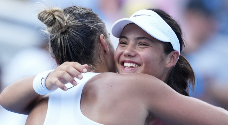 Sabalenka resiste a Raducanu num dos melhores encontros do ano