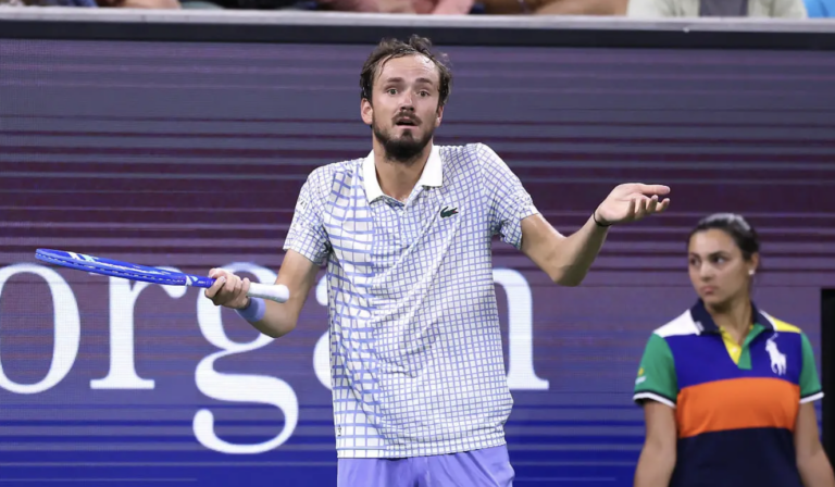 Crise de Medvedev não tem fim e o russo perde na 1.ª ronda do US Open