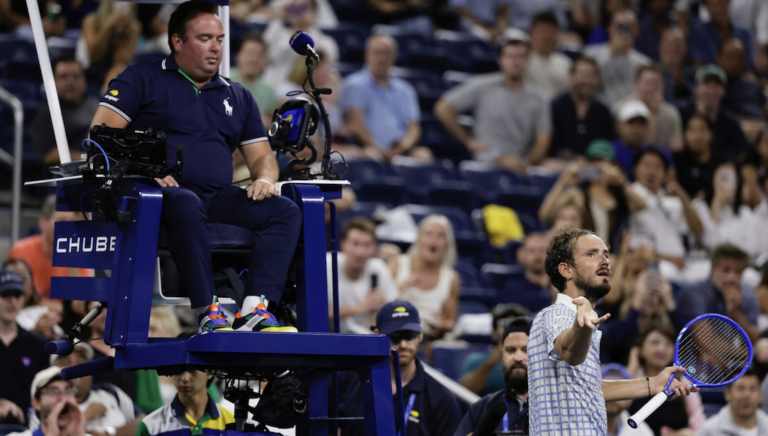 [VÍDEO] Caos total! Medvedev e público revoltam-se com decisão do árbitro e mudam o rumo do encontro no US Open