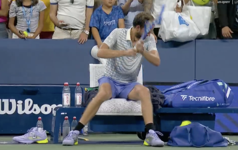[VÍDEO] Medvedev destruiu uma raquete depois de perder com Bonzi no US Open