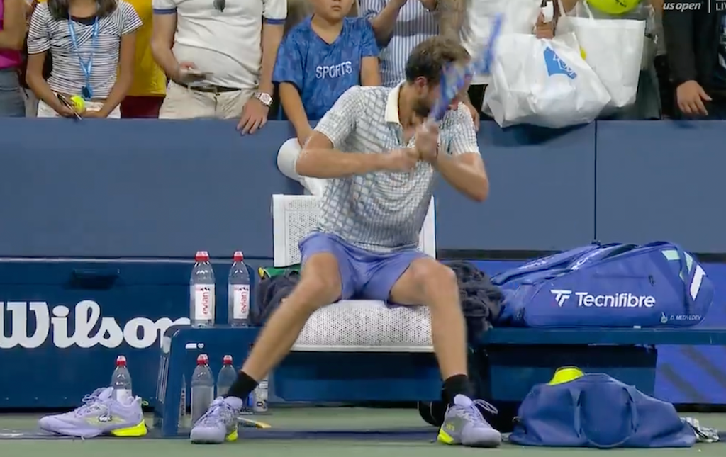 [VÍDEO] Medvedev destruiu uma raquete depois de perder com Bonzi no US Open