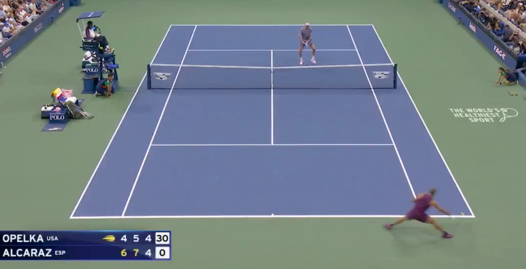 [VÍDEO] Alcaraz leva o público à loucura ao inventar winner brutal no US Open